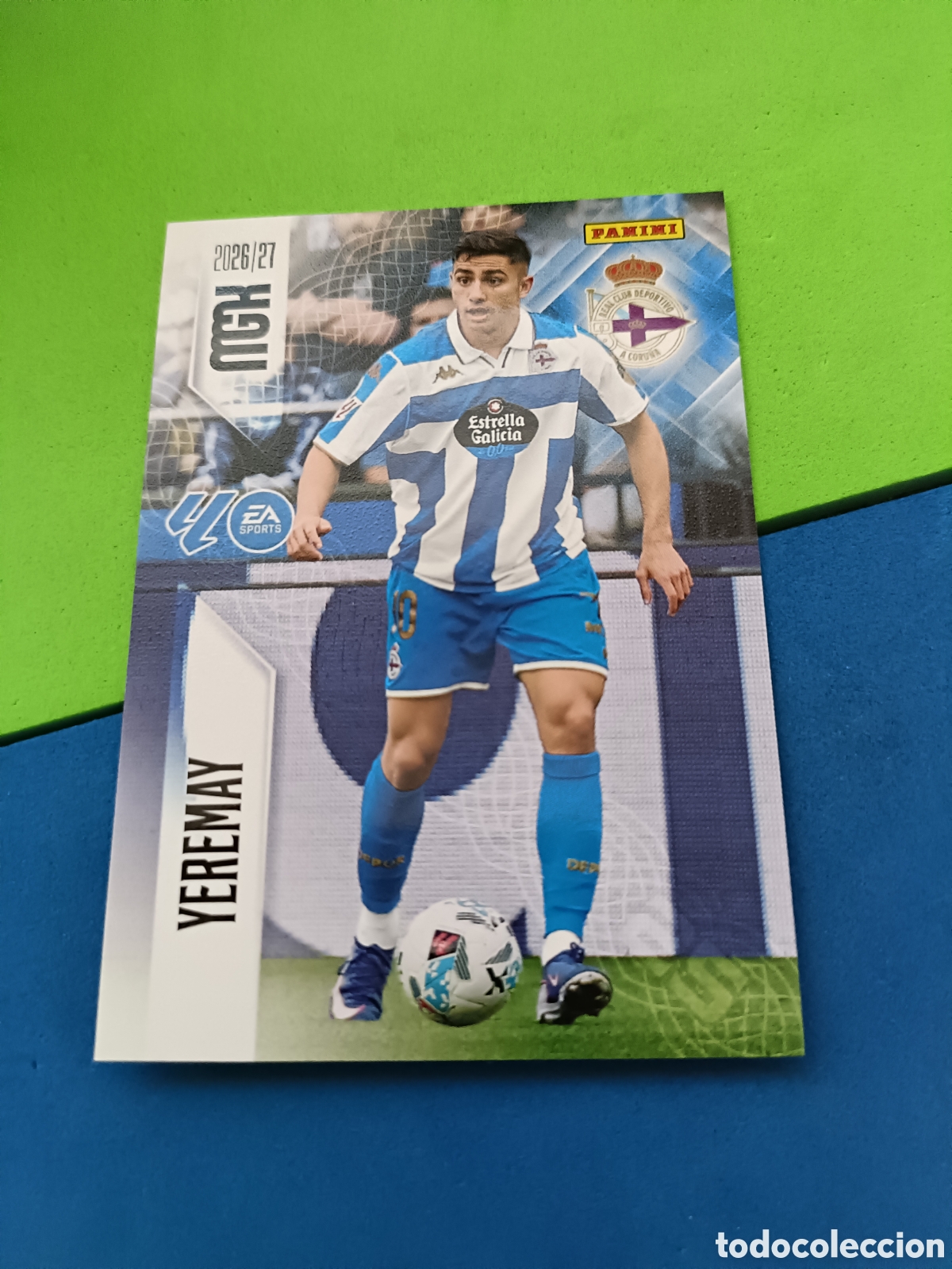 Cromos de f&uacute;tbol: PANINI 2026 2027 MGK MEGACRACKS 25 Aniversario - Deportivo Coru&ntilde;a 142 Yeremay