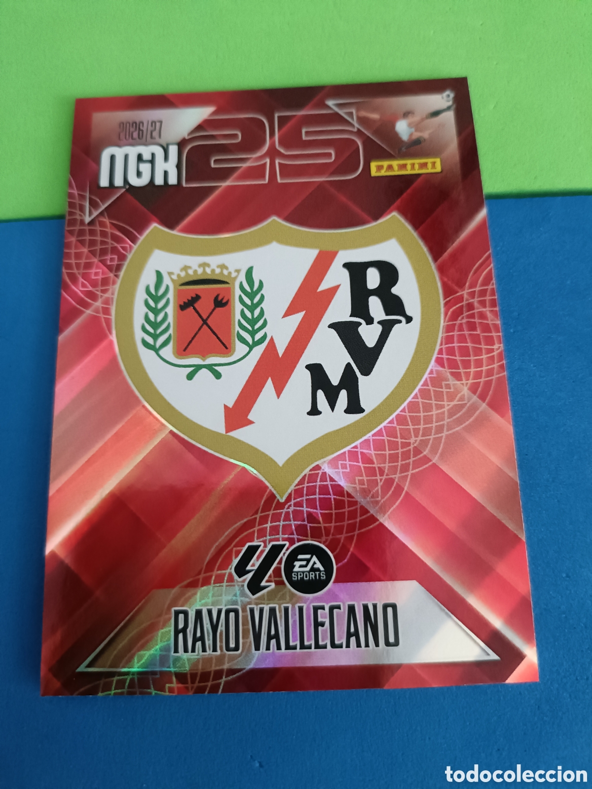 Cromos de f&uacute;tbol: PANINI 2026 2027 MGK MEGACRACKS 25 Aniversario - Rayo Vallecano 289 escudo