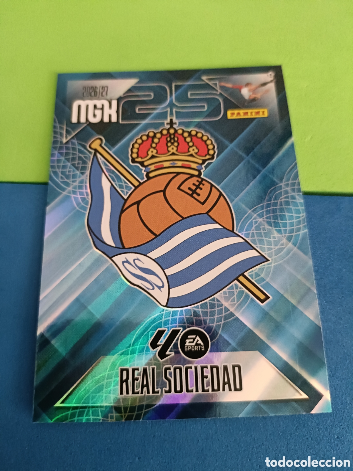 Cromos de f&uacute;tbol: PANINI 2026 2027 MGK MEGACRACKS 25 Aniversario - Real Sociedad 307 Escudo