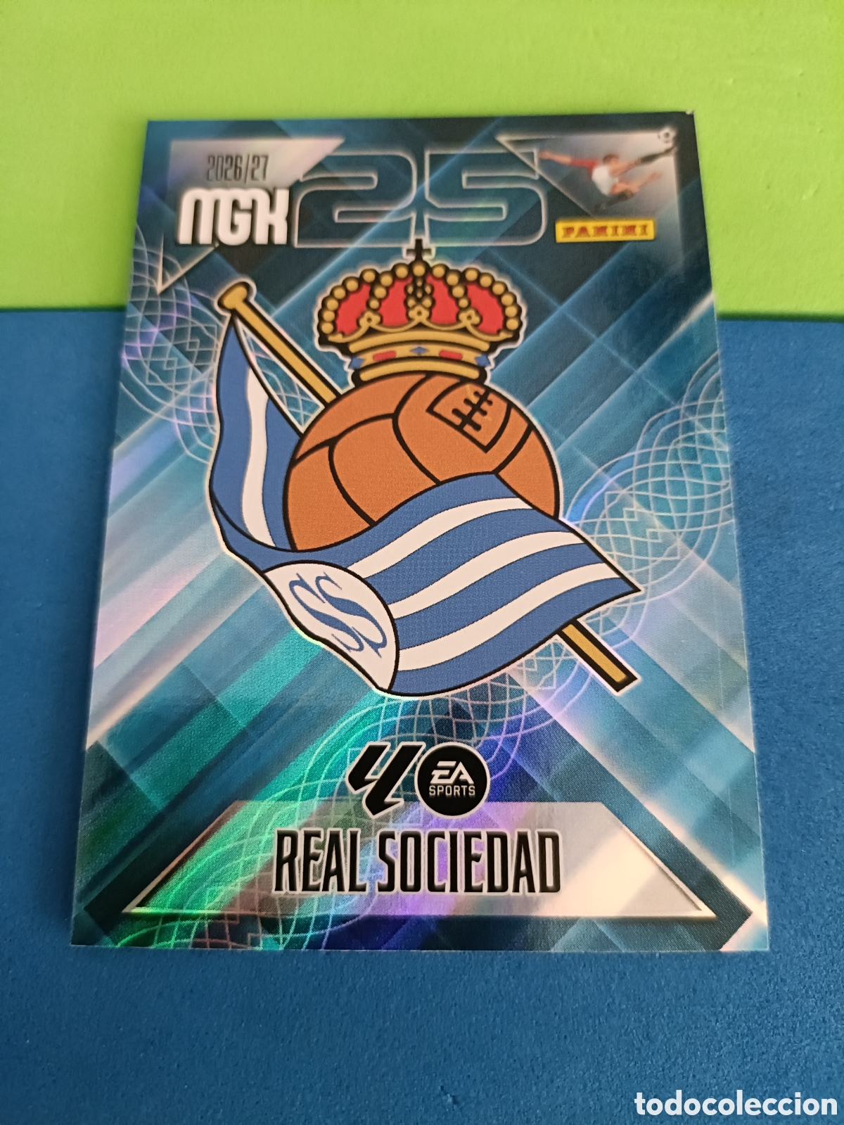 Cromos de f&uacute;tbol: PANINI 2026 2027 MGK MEGACRACKS 25 Aniversario - Real Sociedad 307 Escudo