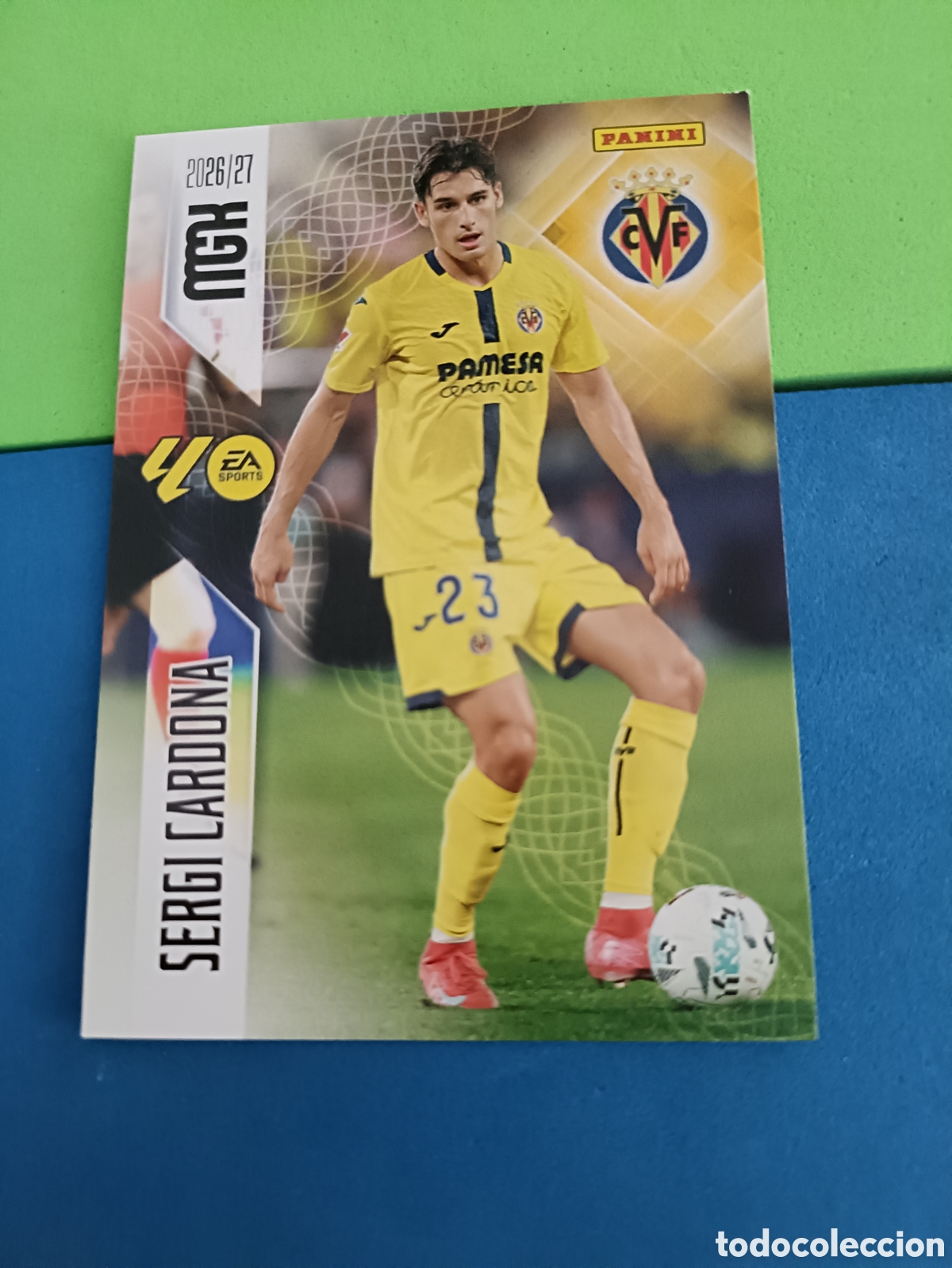 Cromos de f&uacute;tbol: PANINI 2026 2027 MGK MEGACRACKS 25 Aniversario - Villarreal 369 Sergi Cardona