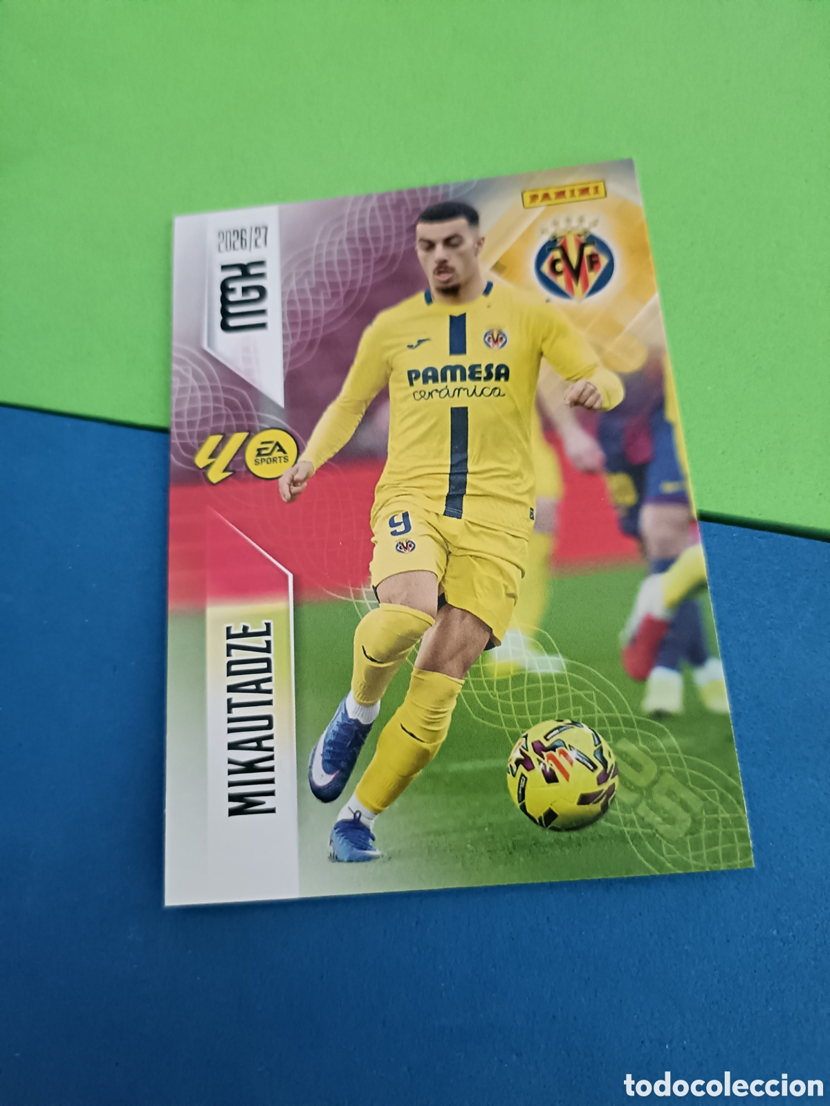 Cromos de f&uacute;tbol: PANINI 2026 2027 MGK MEGACRACKS 25 Aniversario - Villarreal 376 Mikautadze