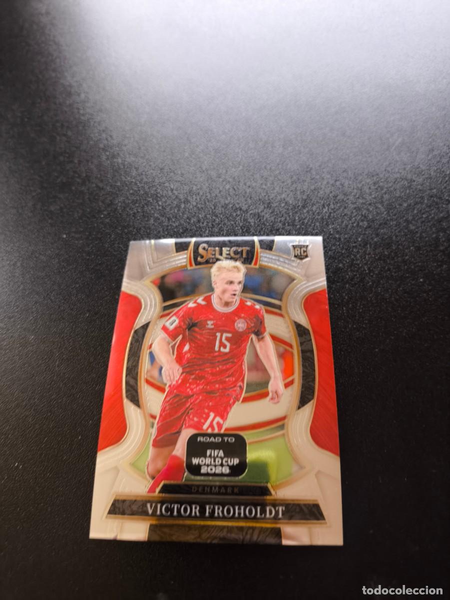 Cromos de f&uacute;tbol: 19 Victor Froholdt DENMARK DINAMARCA PANINI SELECT ROAD TO FIFA WORLD CUP MUNDIAL 2026 NO LIGA ESTE