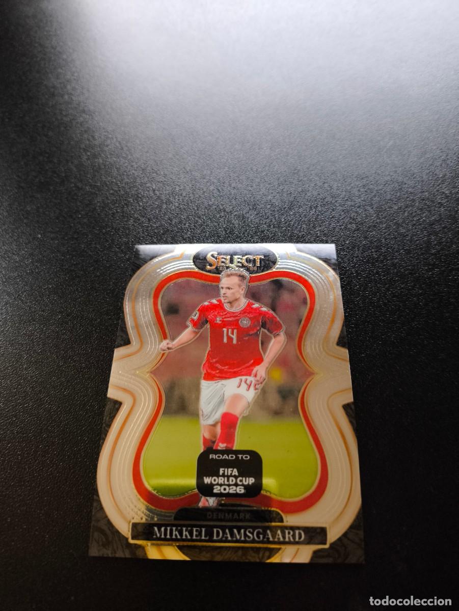 Cromos de f&uacute;tbol: 123 Mikkel Damsgaard DENMARK MEZZANINE PANINI SELECT ROAD TO FIFA WORLD CUP MUNDIAL 2026 N LIGA ESTE