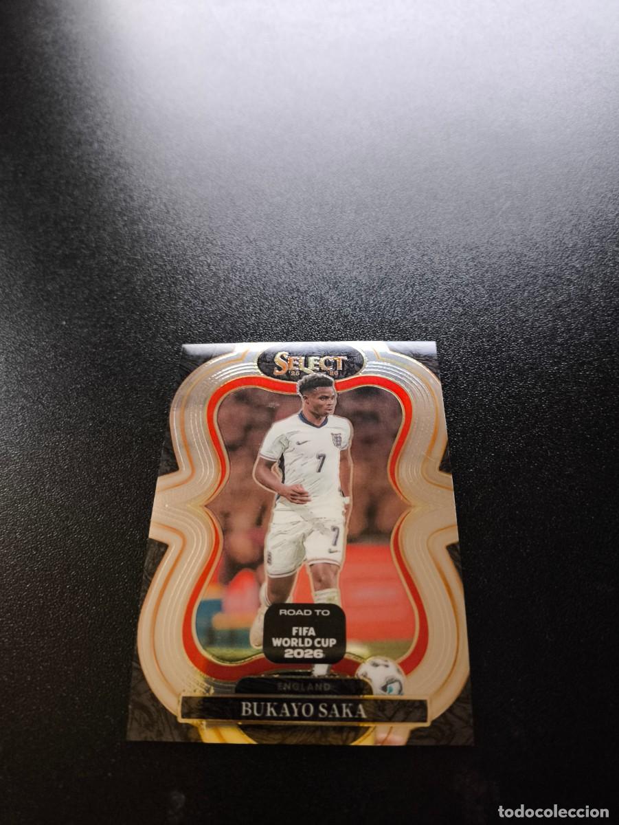 Cromos de f&uacute;tbol: 139 Bukayo Saka ENGLAND MEZZANINE PANINI SELECT ROAD TO FIFA WORLD CUP MUNDIAL 2026 N LIGA ESTE