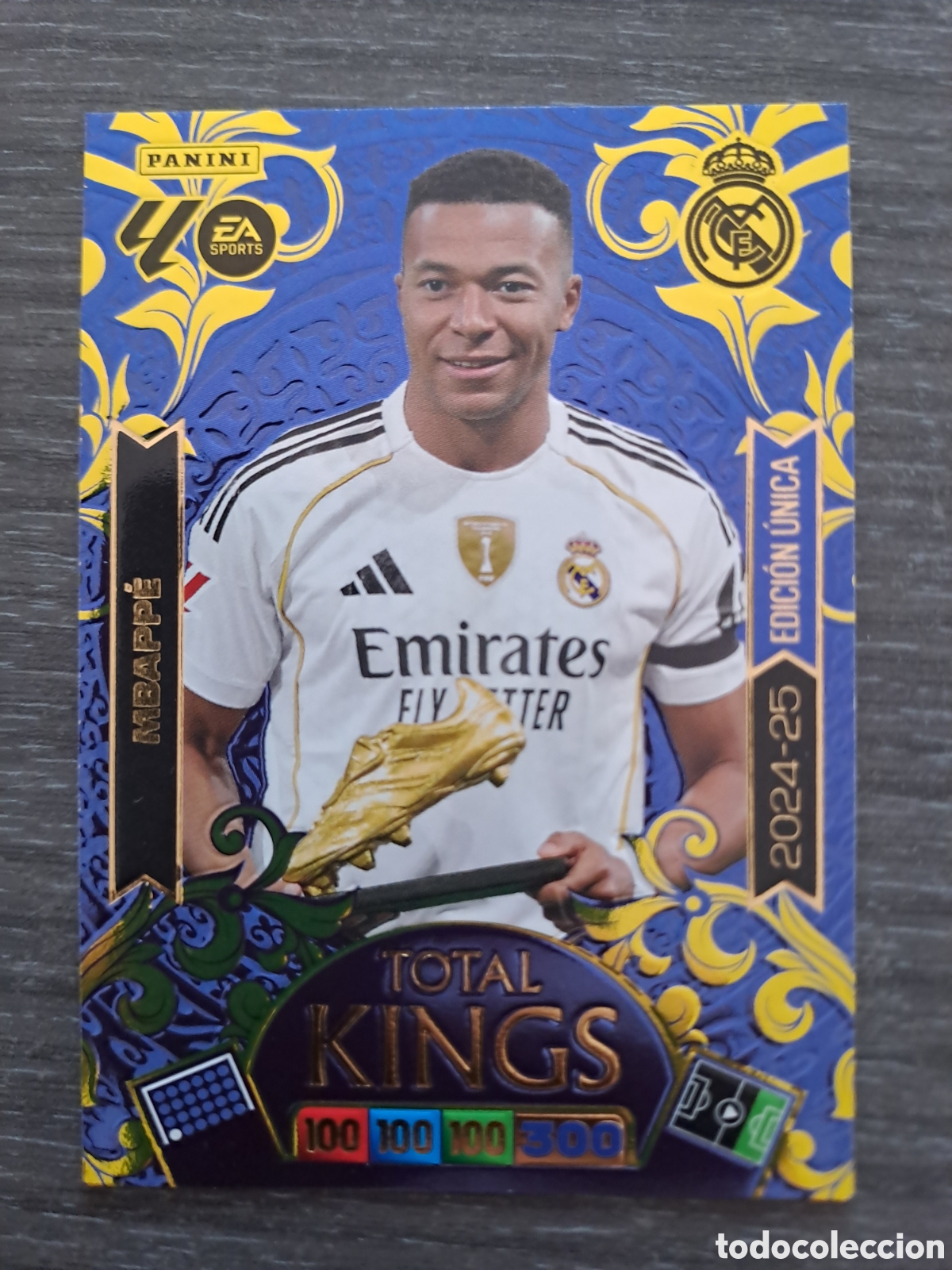 Football Stickers: MBAPP&Eacute; &ndash; BOTA DE ORO 2024-25 &ndash; TOTAL KINGS 25-26 Carta Total Kings de Kylian Mbapp&eacute;, correspondient