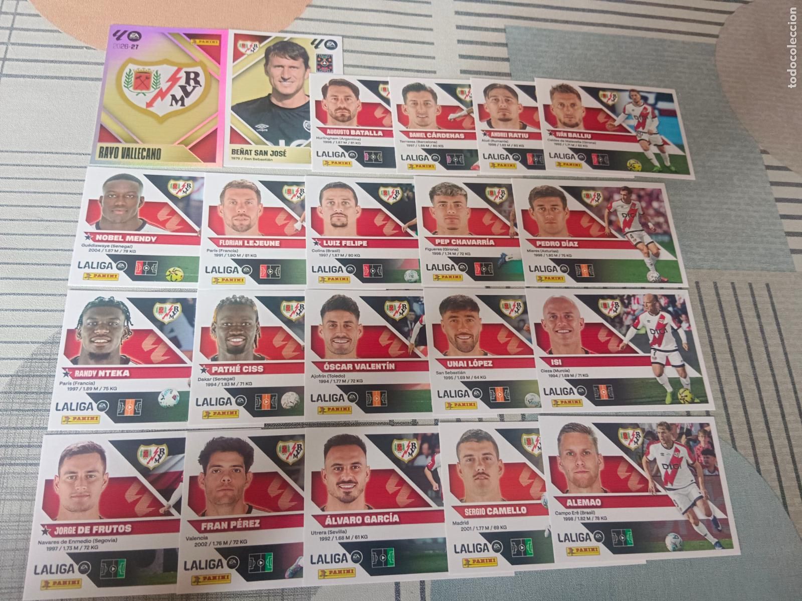 Cromos de f&uacute;tbol: TEMPORADA 2026 2027 26 27 EQUIPO RAYO VALLECANO COMPLETO 21 EQUIPO BASICO CROMOS NUEVOS