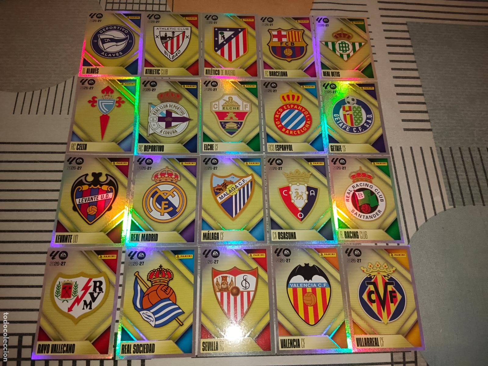 Cromos de f&uacute;tbol: TEMPORADA 2026 2027 26 27 SET 20 ESCUDOS 1&ordf; PRIMERA DIVISION CROMOS NUEVOS