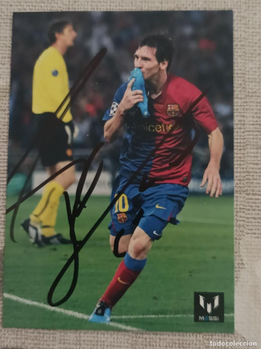 Cromos de f&uacute;tbol: Cromo firmado en mano de Messi -Leer-