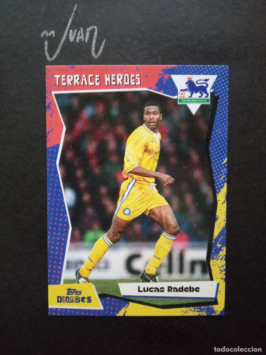 Cromos de f&uacute;tbol: TERRACE HEROES LUCAS RADEBE LEEDS UNITED SUDAFRICA ⚽ TOPPS &reg; DECADES 1990's PREMIER 2025 25 NUEVO