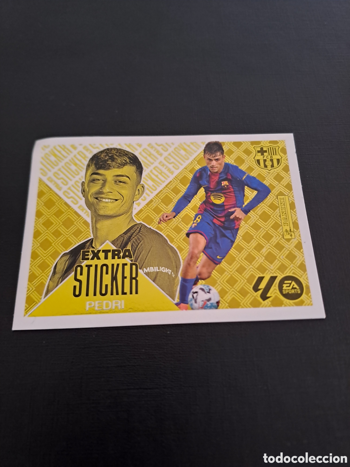 Cromos de f&uacute;tbol: Cromo de la colecci&oacute;n Liga Este 26-27 con el jugador Pedri en versi&oacute;n Extra Sticker Oro. - Dise&ntilde;o c