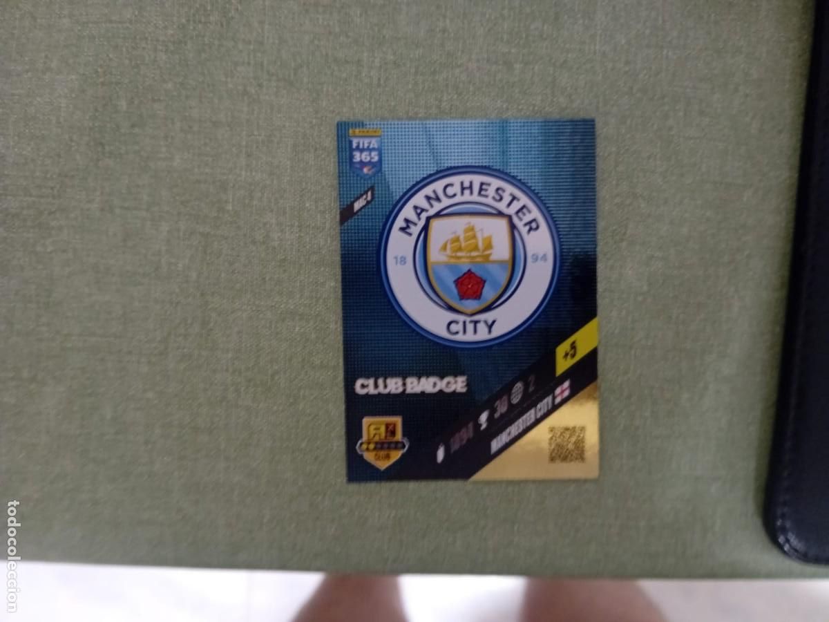 Figurine di Calcio: MAC4 Escudo Manchester City Adrenalyn XL FIFA 365 2024 Panini