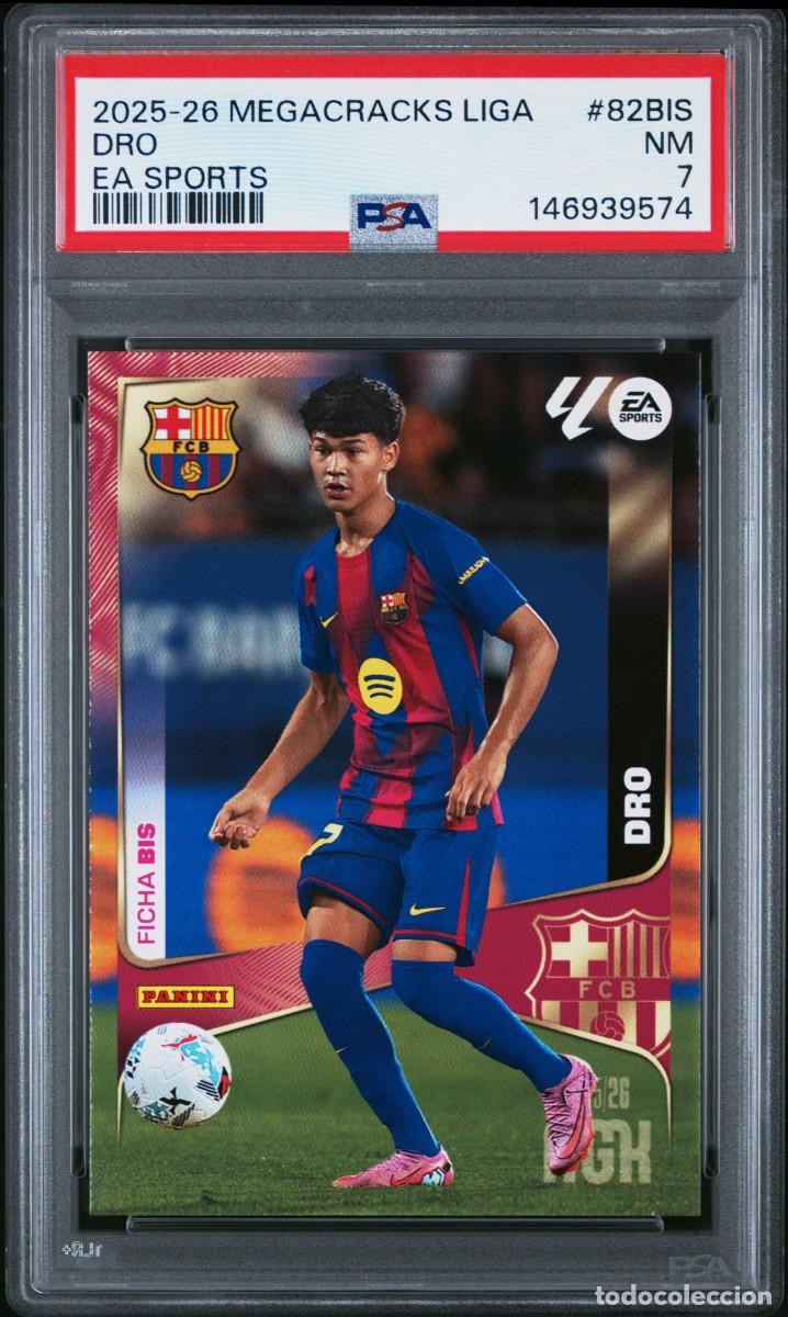 Fu&szlig;ball-Sticker: Rookie Dro #82bis FC Barcelona Panini Megacracks 2025 2026 PSA 7