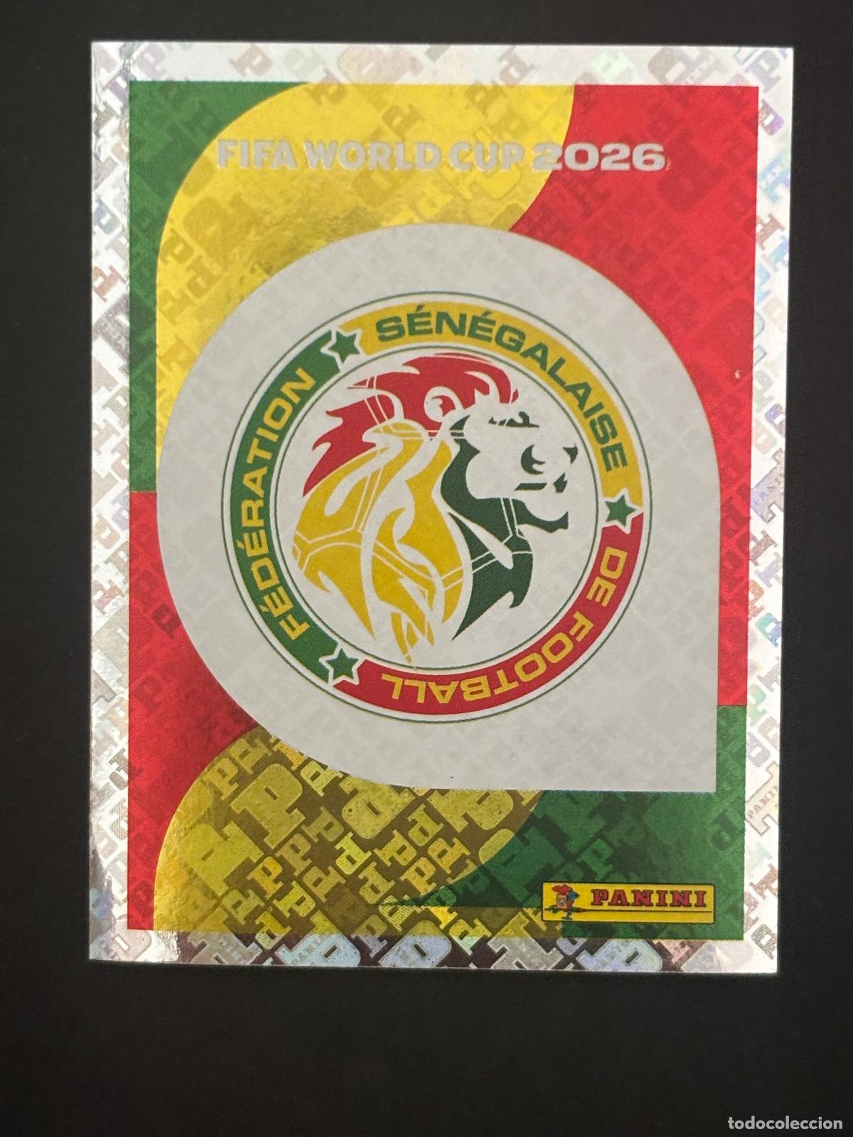 Cartes &agrave; collectionner de Football: SEN1 ESCUDO SENEGAL BRILLANTE CROMO PANINI FIFA WORLD CUP MUNDIAL 2026