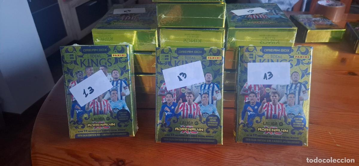 Fu&szlig;ball-Sticker: DREAM BOX 2025-26 TOTAL KINGS PANINI ADRENALYN XL LA LIGA PRECINTADO-50 CARDS ESPECIALES. 1 UNIDAD