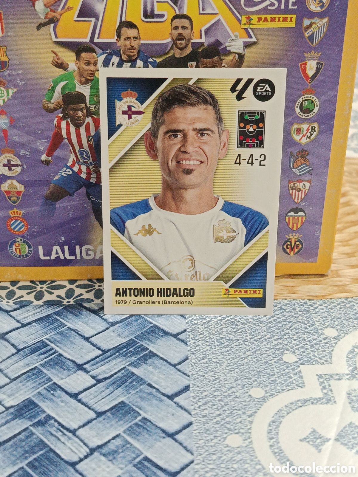 Figurine di Calcio: ANTONIO HIDALGO R.C DEPORTIVO LA CORU&Ntilde;A N&ordm; 2 LIGA ESTE 26 27 2026 2027 PANINI &rdquo;NUEVO DE SOBRE&rdquo;