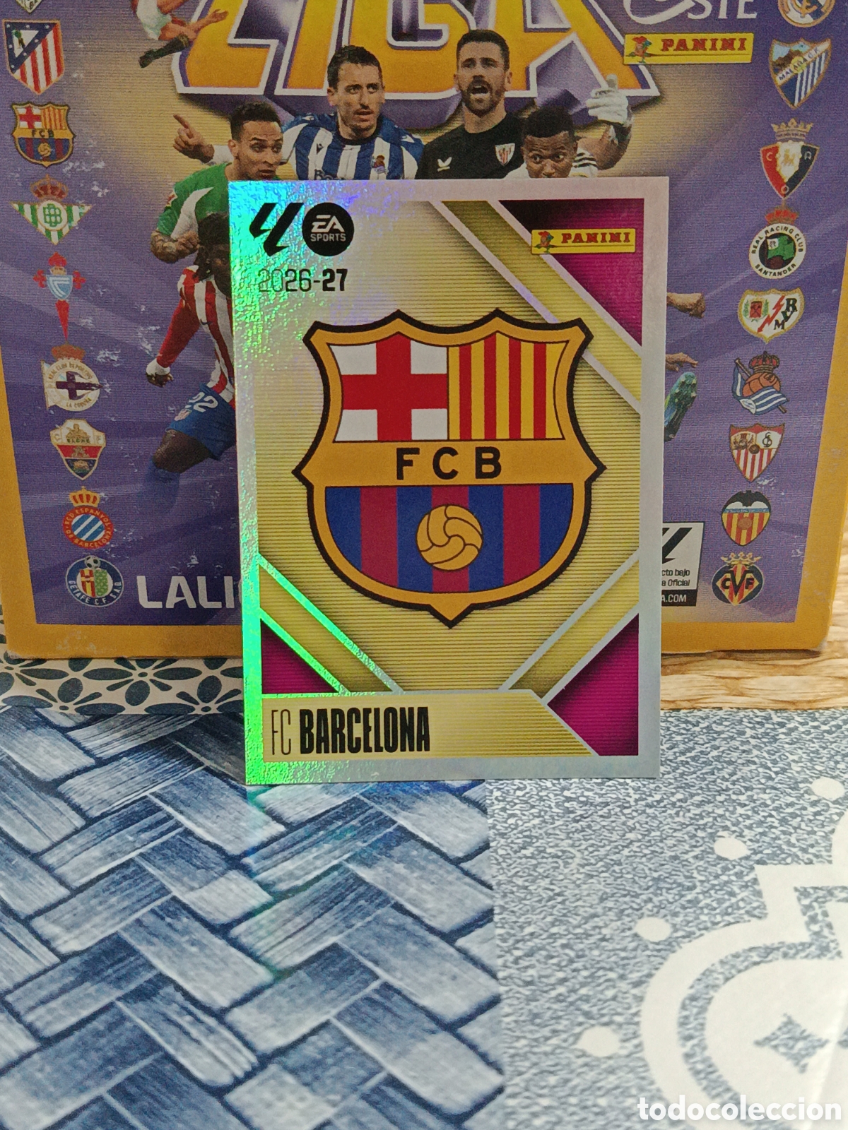 Cromos de Futebol: ESCUDO F.C. BARCELONA BAR&Ccedil;A N&ordm; 1 LIGA ESTE 26 27 2026 2027 PANINI &rdquo;NUEVO DE SOBRE&rdquo;