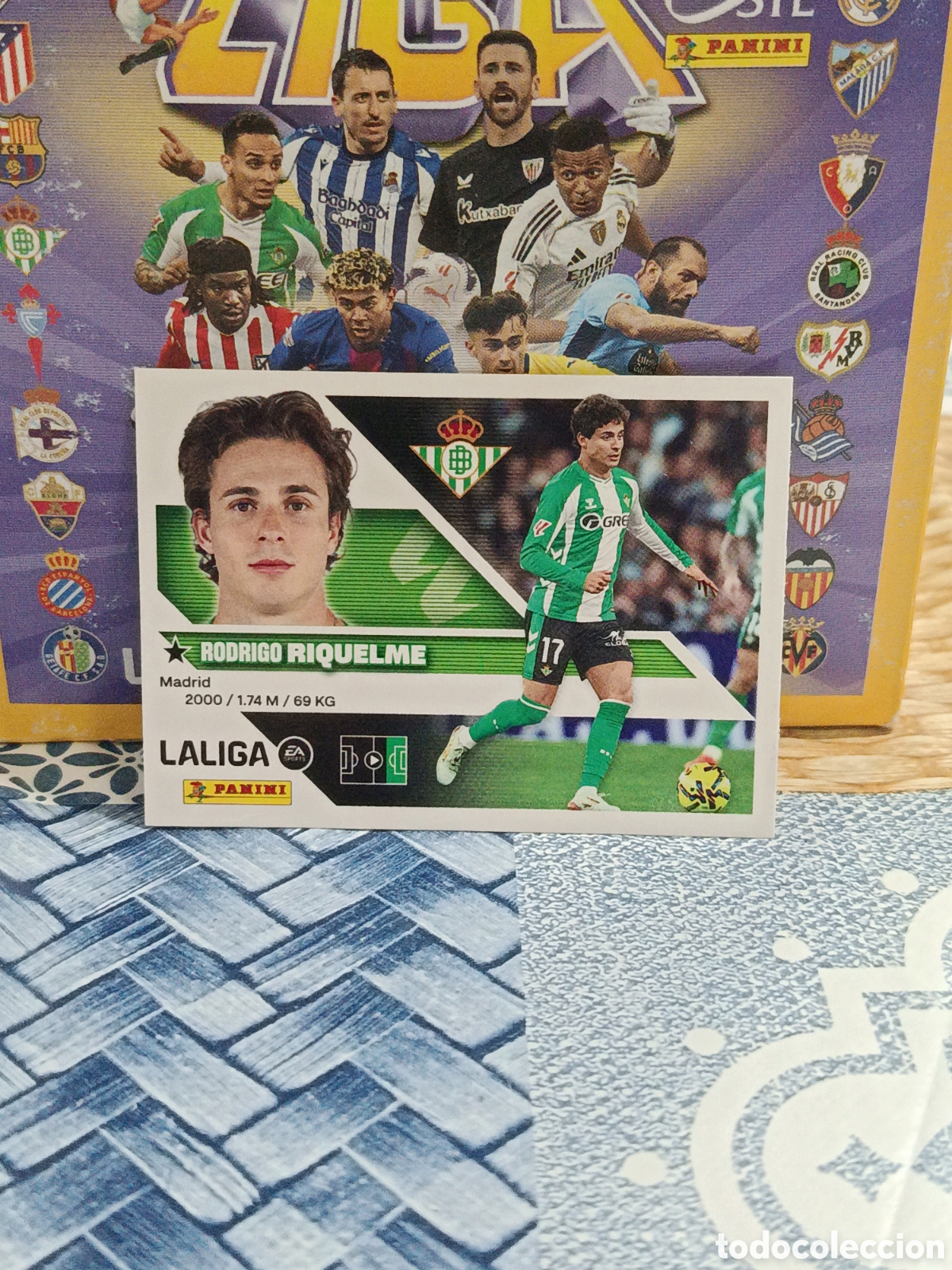 Figurine di Calcio: RIQUELME REAL BETIS N&ordm; 17 LIGA ESTE 26 27 2026 2027 PANINI &rdquo;NUEVO DE SOBRE&rdquo;