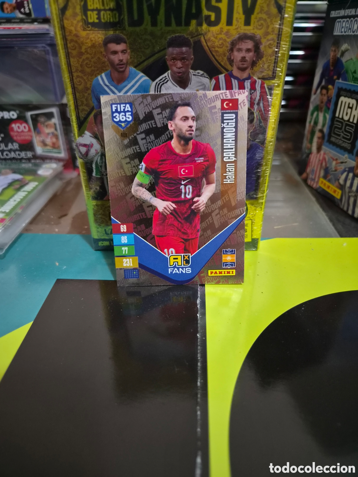 Figurine di Calcio: N&deg;409 Fans &Ccedil;alhanoğlu FIFA 365 2027