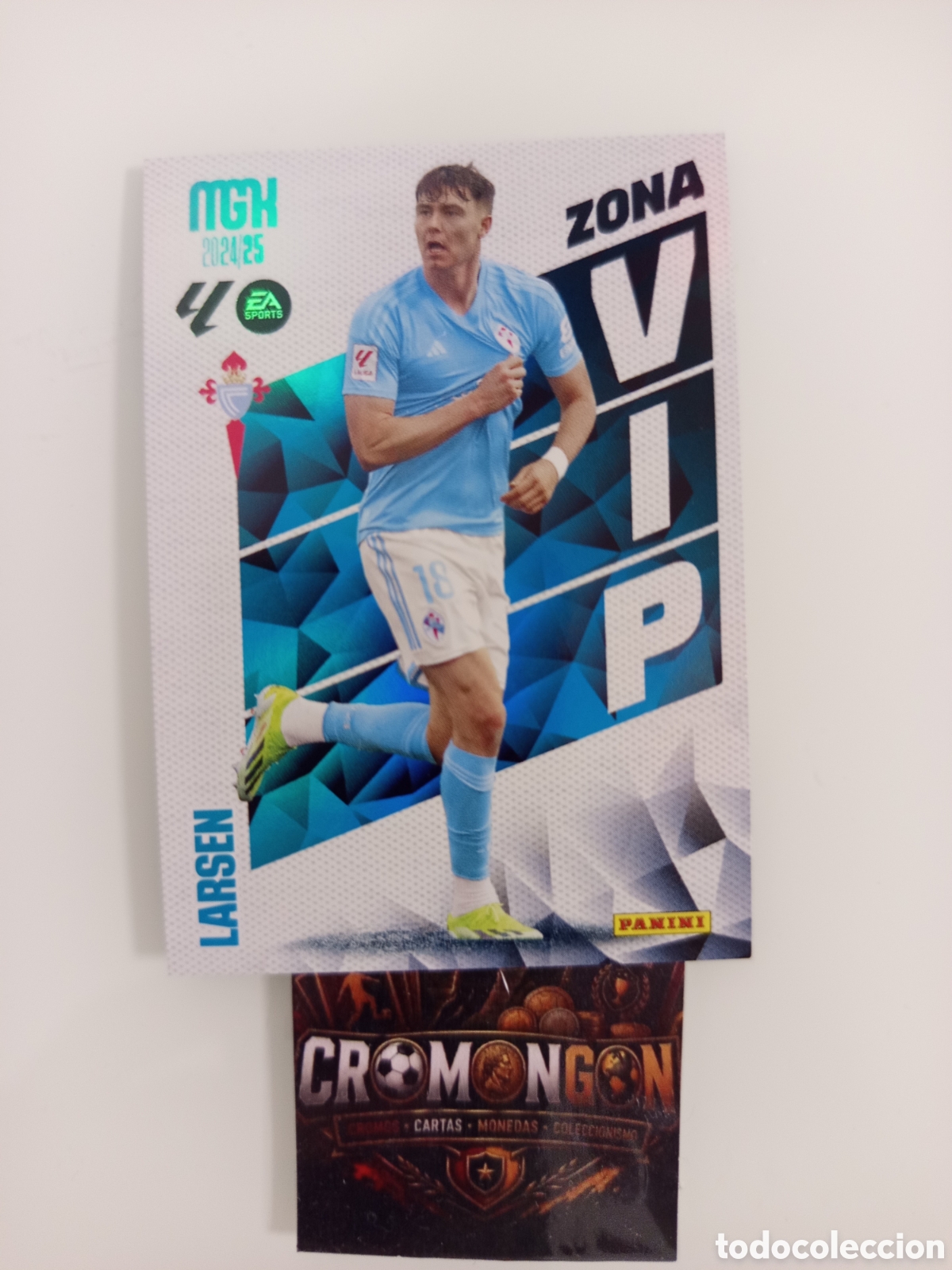 Fu&szlig;ball-Sticker: ❇️ CROMO ⚽ CARD LARSEN CELTA DE VIGO ZONA VIP LIGA SPORTS 24 25 2024 2025 MEGACRACKS MGKS PANINI ❇️
