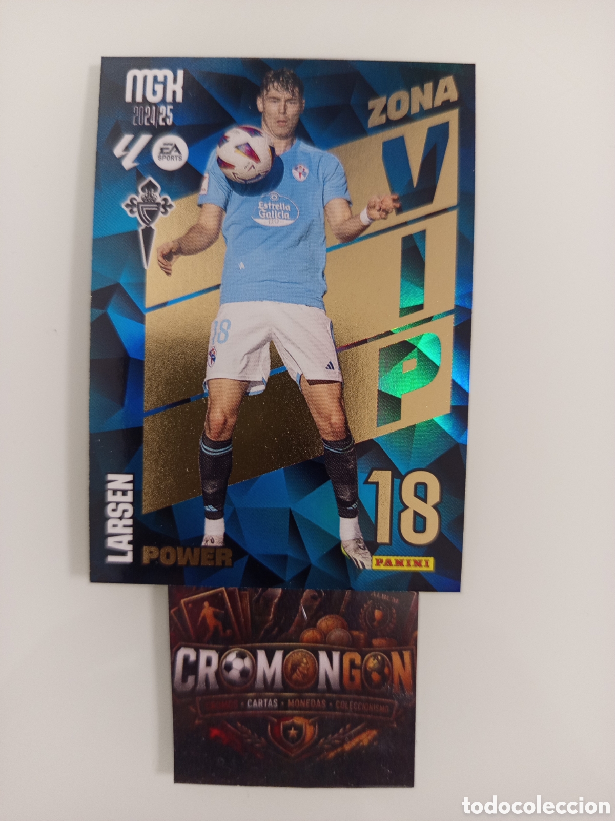 Fu&szlig;ball-Sticker: ❇️ CROMO ⚽ CARD LARSEN CELTA DE VIGO ZONA VIP POWER SPORTS 24 25 2024 2025 MEGACRACKS MGKS PANINI ❇️