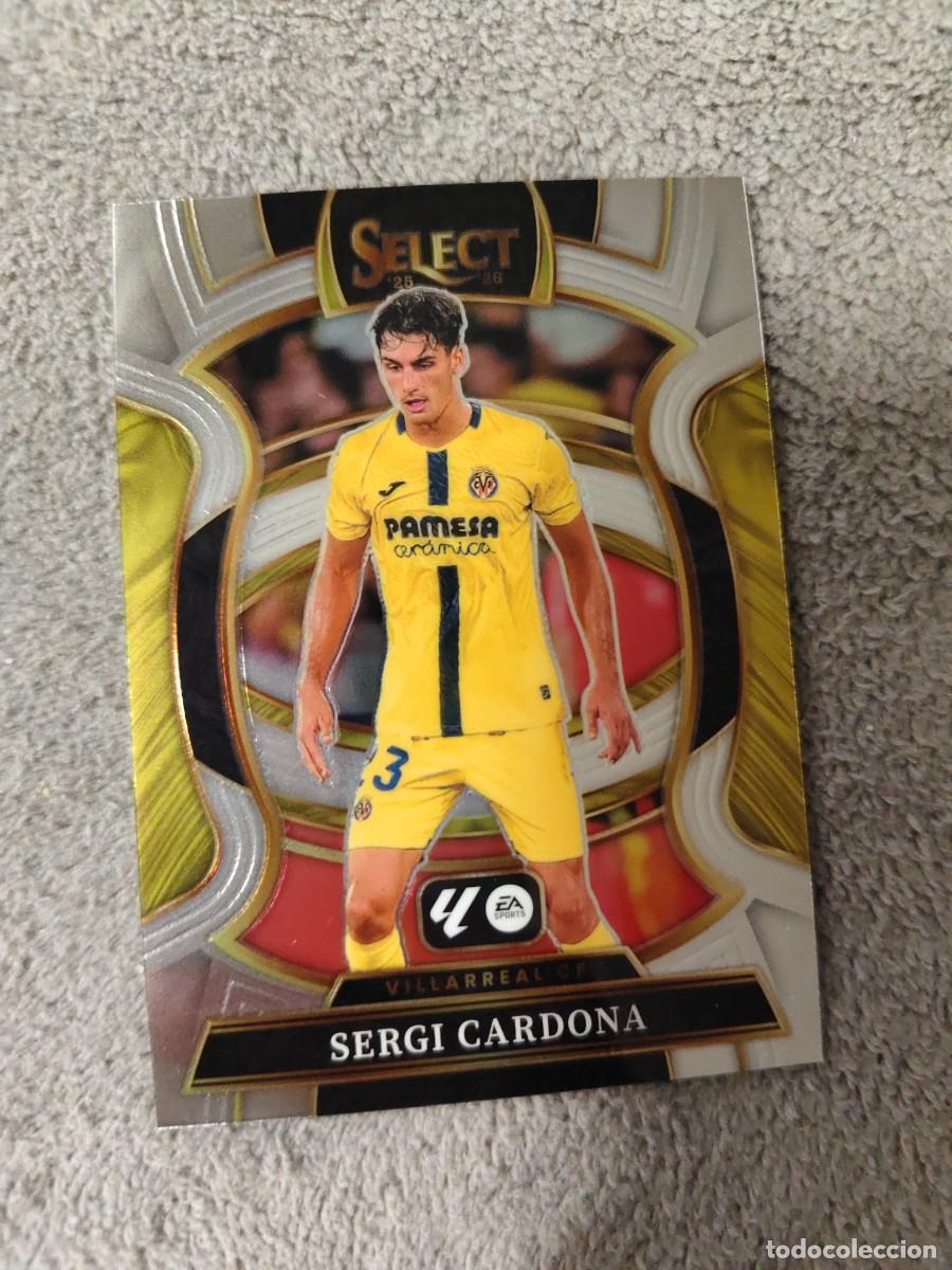 Figurine di Calcio: 21 SELECT LA LIGA 25 26 SERGI CARDONA VILLARREAL CF BASE TERRACE PANINI 2025 2026 AAI