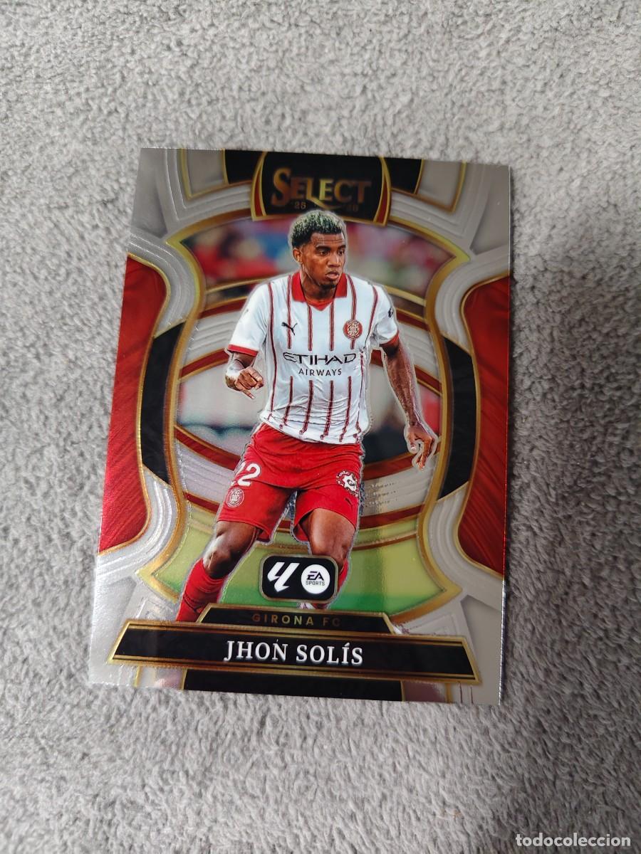 Figurine di Calcio: 77 SELECT LA LIGA 25 26 JHON SOLIS GIRONA FC BASE TERRACE PANINI 2025 2026 AAI