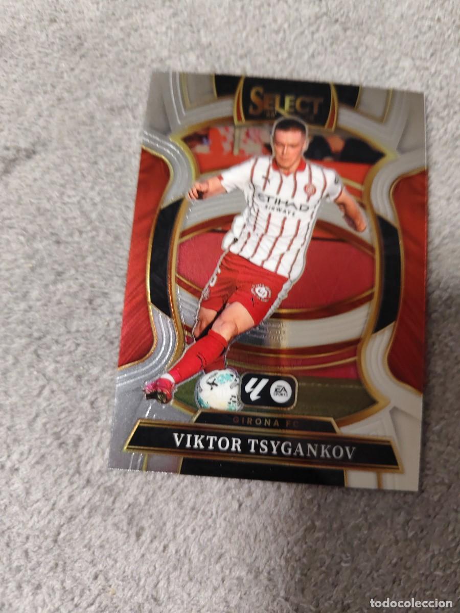 Figurine di Calcio: 79 SELECT LA LIGA 25 26 VIKTOR TSYGANKOV GIRONA FC BASE TERRACE PANINI 2025 2026 AAI