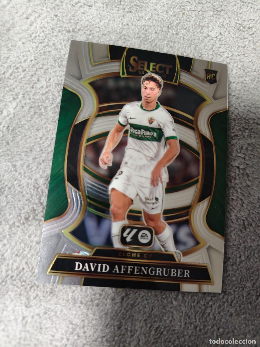 Fu&szlig;ball-Sticker: 86 SELECT LA LIGA 25 26 DAVID AFFENGRUBER ELCHE CF BASE TERRACE PANINI 2025 2026 AAI
