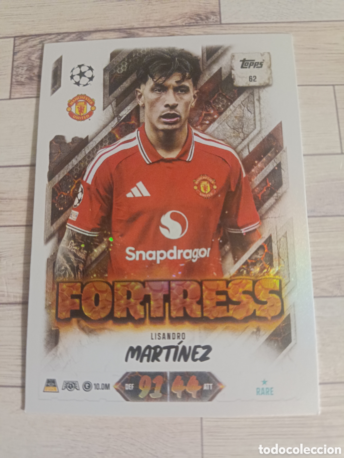 Cromos de Futebol: 62 LISANDRO MART&Iacute;NEZ MANCHESTER UNITED FORTRESS CHAMPIONS MATCH ATTAX 2026 2027 TOPPS 26 27