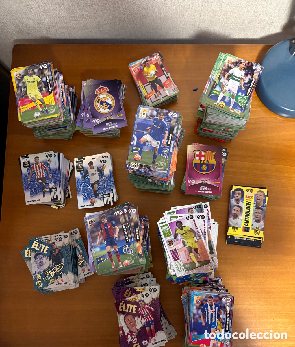 Cartes &agrave; collectionner de Football: LOTE DE M&Aacute;S DE 2500 CARTAS MEGACRACKS 2025-2026