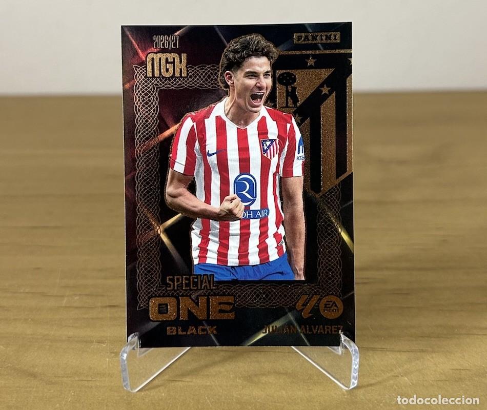 Figurine di Calcio: Juli&aacute;n &Aacute;lvarez Special One Black &ndash; Megacracks LaLiga 2026-27 Panini Atl&eacute;tico de Madrid