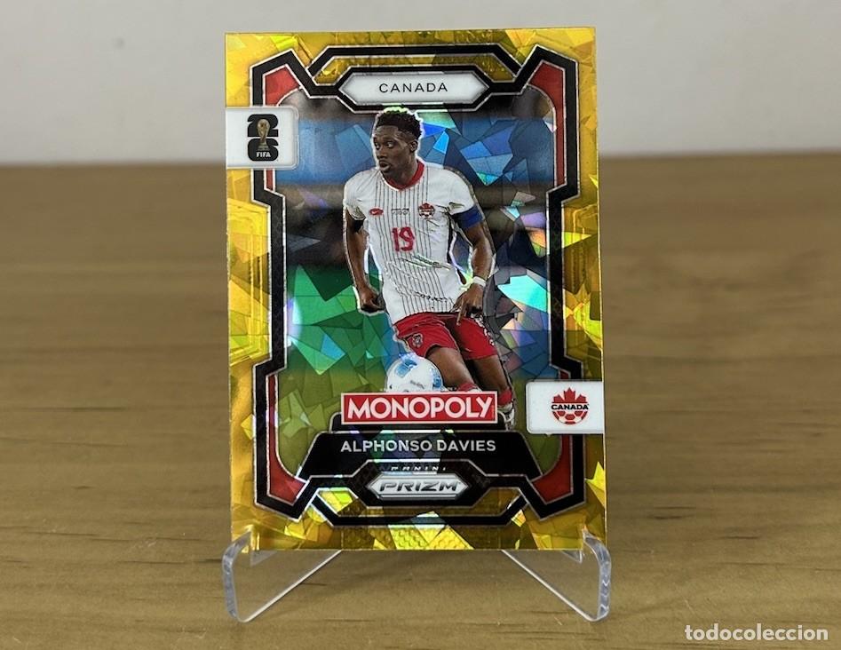 Cromos de Futebol: Alphonso Davies Gold Cracked Ice &ndash; Panini Prizm Monopoly FIFA World Cup 2026