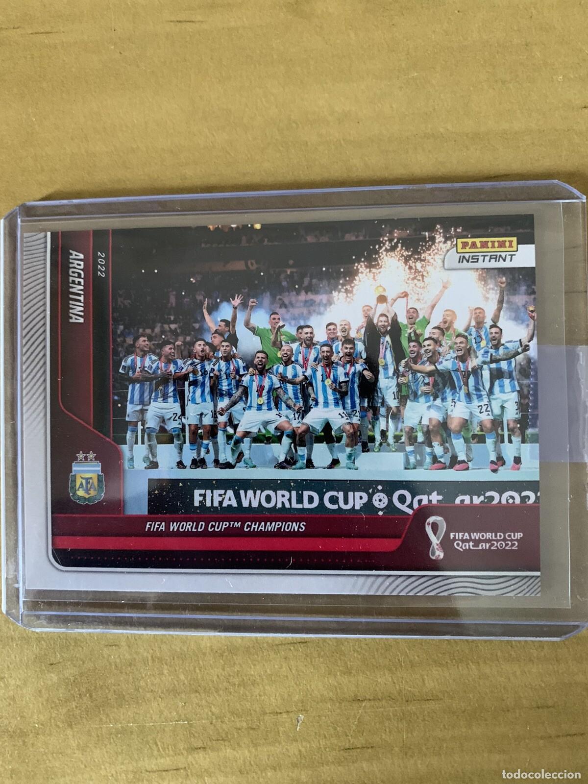Cromos de f&uacute;tbol: Argentina n&ordm;119 Levantando la Copa &ndash; Panini Instant Qatar 2022 (sin graduar)