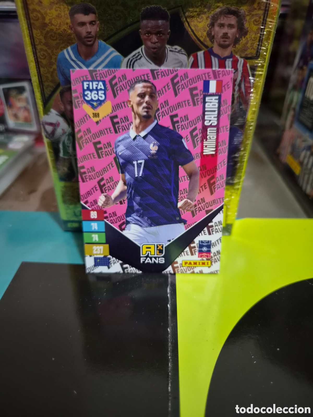 Cromos de f&uacute;tbol: N&deg;369 Fans Pink Saliba FIFA 365 2027