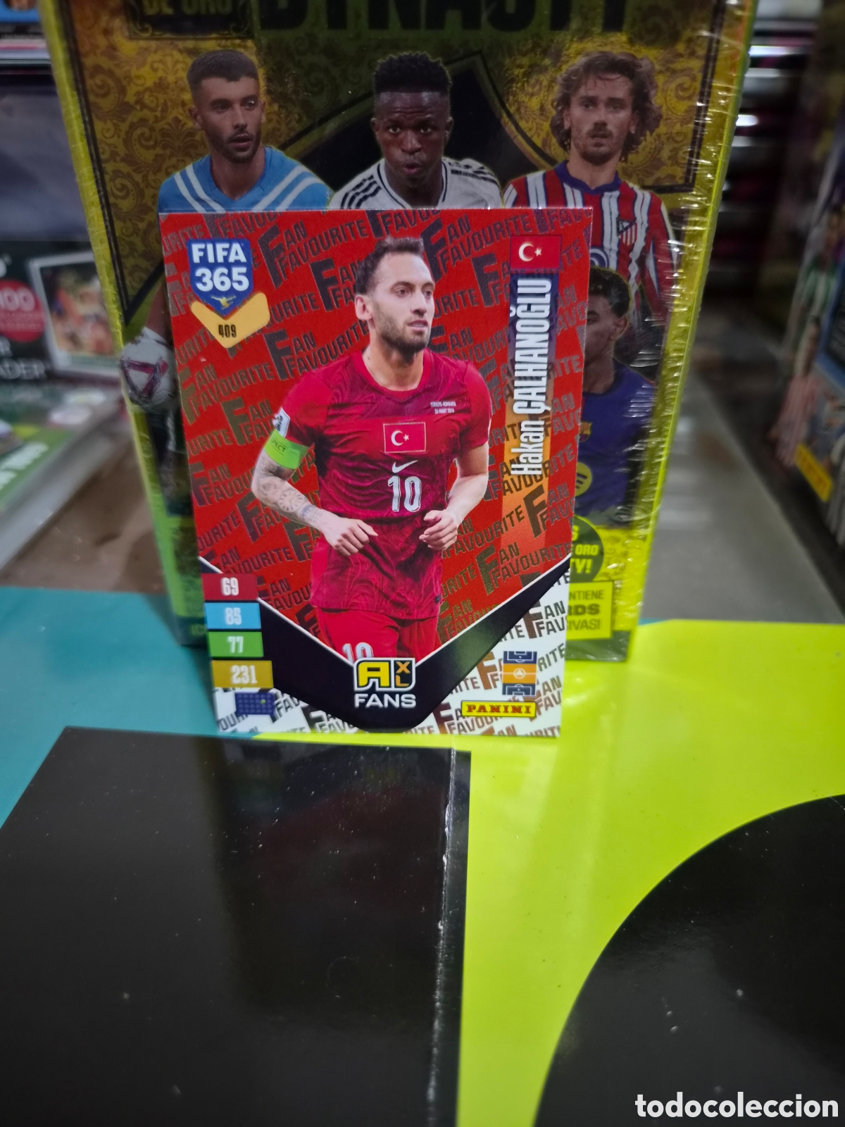 Figurine di Calcio: N&deg;409 Fans Red &Ccedil;alhanoğlu FIFA 365 2027