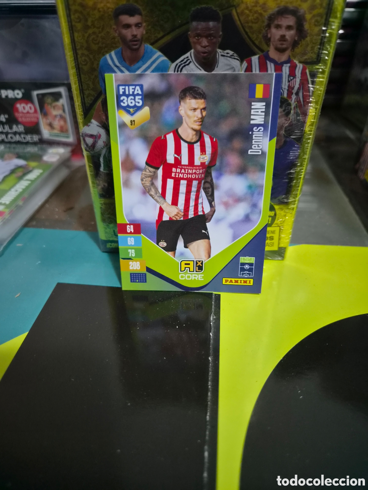 Fu&szlig;ball-Sticker: N&deg;97 Dennis Man FIFA 365 2027