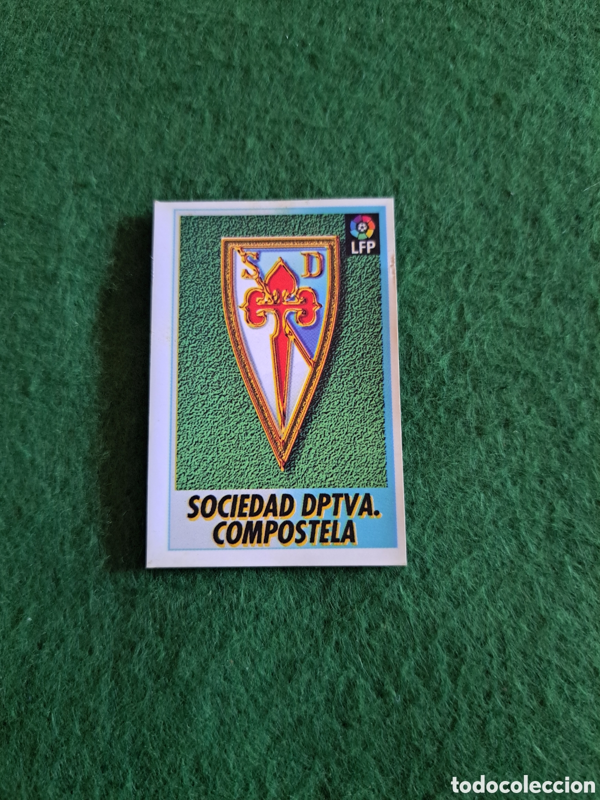 Cromos de f&uacute;tbol: Compostela escudo. N&deg;53. Bollycao Liga 96-97. Sigue la Liga