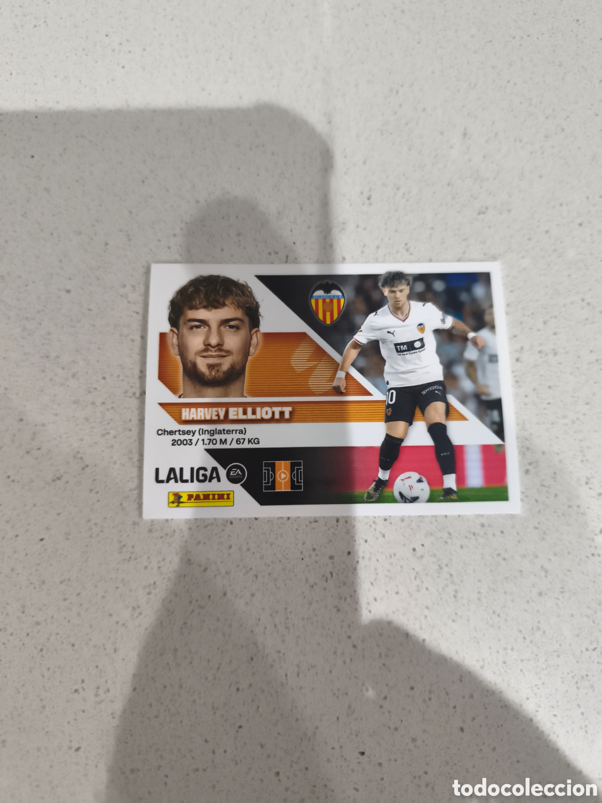Cromos de f&uacute;tbol: CROMO N&Uacute;MERO 64 &Uacute;LTIMO FICHAJE ELLIOTT VALENCIA. LIGA ESTE 26/27. PANINI. CUARTA EDICI&Oacute;N.