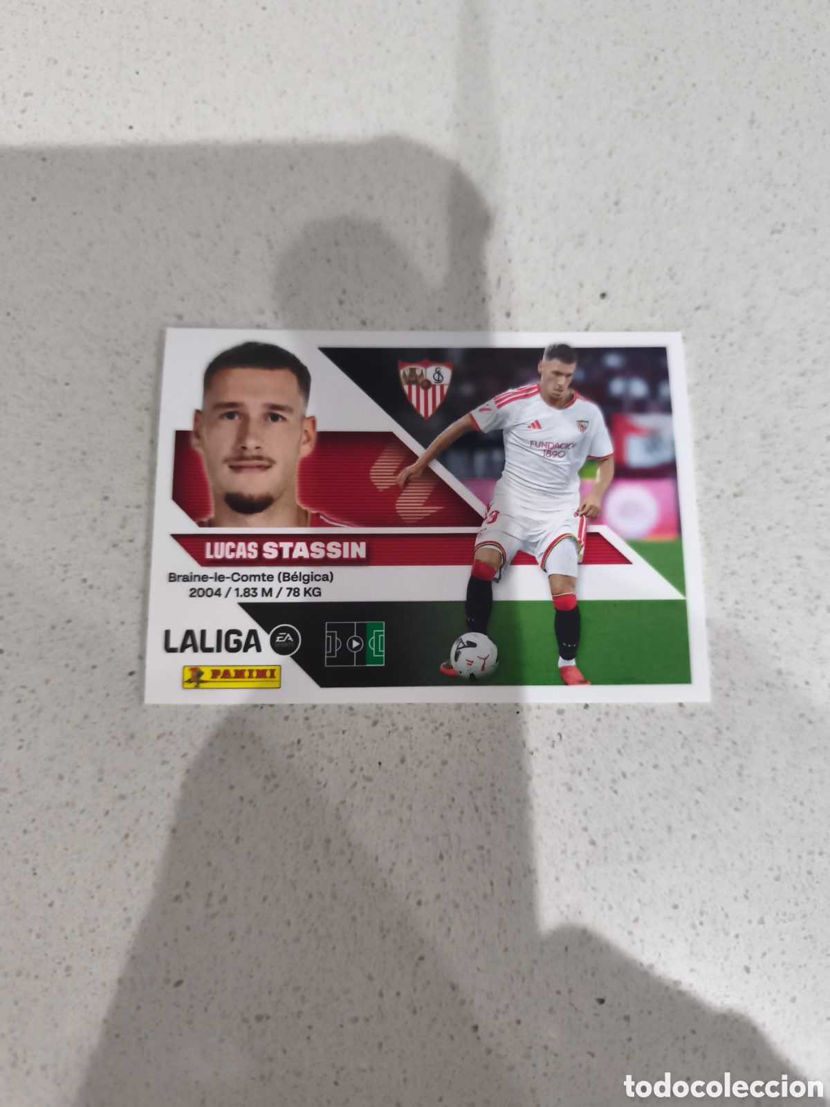 Cromos de f&uacute;tbol: CROMO N&Uacute;MERO 48 &Uacute;LTIMO FICHAJE STASSIN SEVILLA. LIGA ESTE 26/27. PANINI. CUARTA EDICI&Oacute;N.