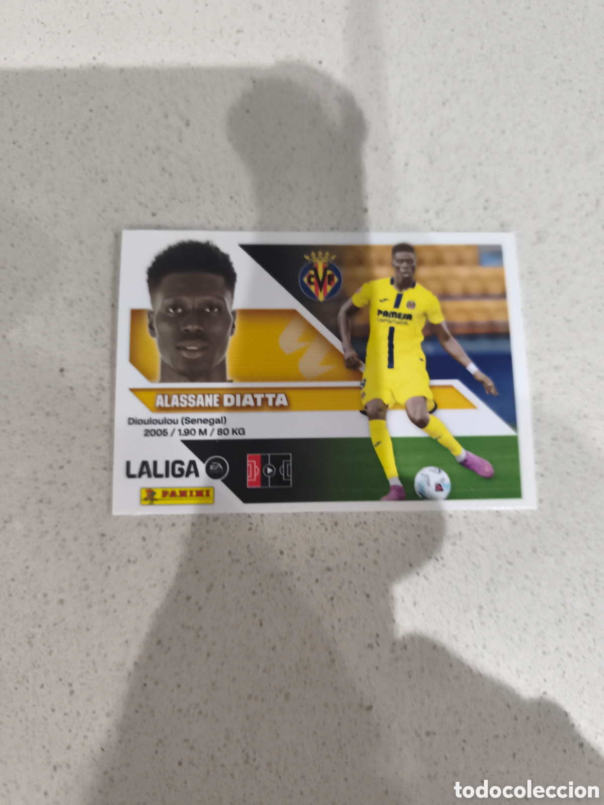 Cromos de f&uacute;tbol: CROMO N&Uacute;MERO 8 BIS COLOCA DIATTA VILLARREAL. LIGA ESTE 26/27. PANINI. CUARTA EDICI&Oacute;N.