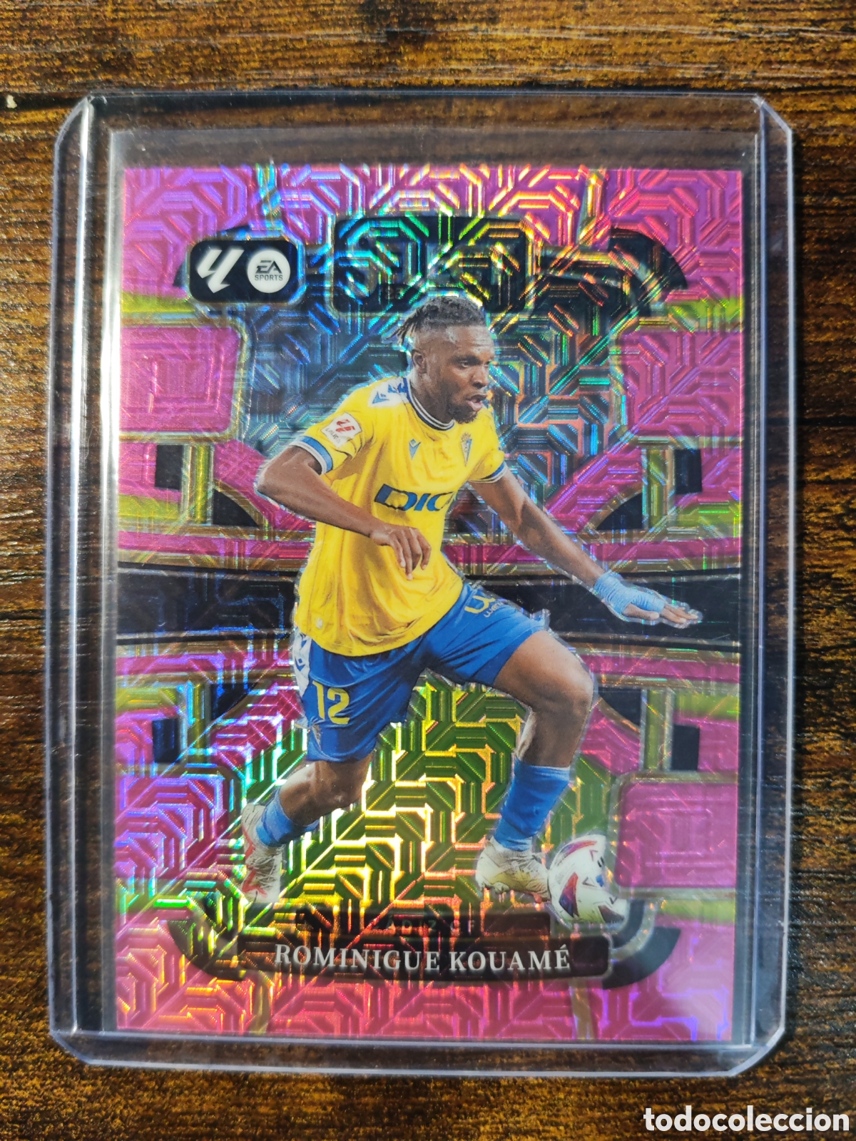 Cromos de f&uacute;tbol: Rominigue Kouam&eacute; C&aacute;diz Base Terrace Pink Mojo /115 #20 Select La Liga 23-24