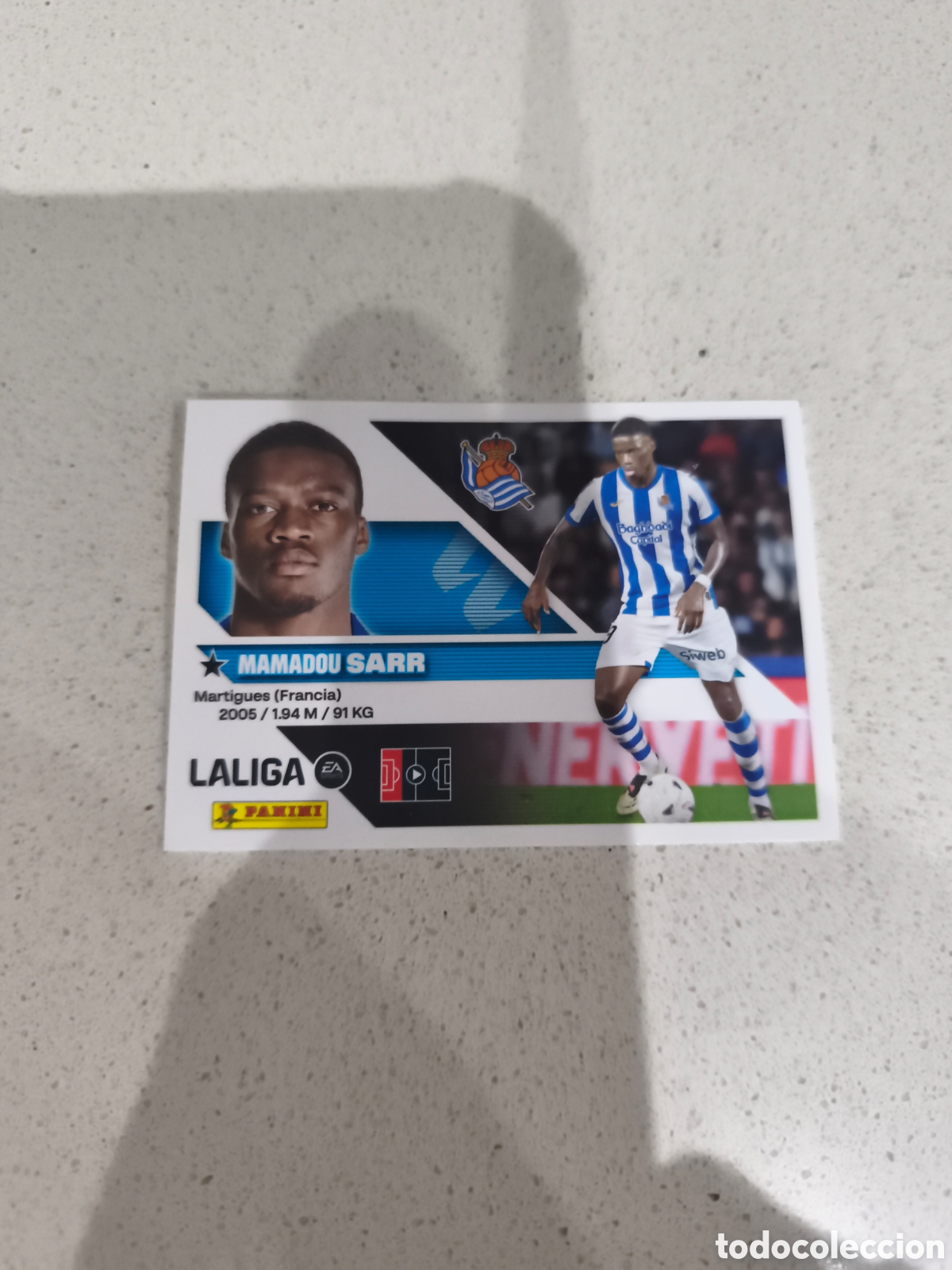 Fu&szlig;ball-Sticker: CROMO N&Uacute;MERO 43 &Uacute;LTIMO FICHAJE SARR REAL SOCIEDAD. LIGA ESTE 26/27. PANINI. CUARTA EDICI&Oacute;N.