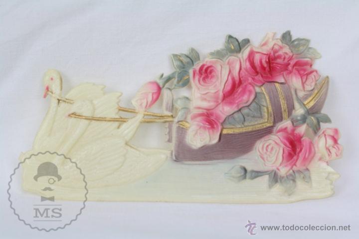 Sammeln alte gestanzte Sammelbilder: Antiguo Cromo / Adorno Rom&aacute;ntico Troquelado en Relieve - Cisnes, Barca con Rosas - Medidas 13 x 7 Cm