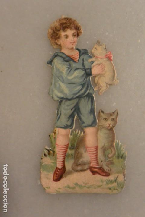 Collectable Antique Stamped Cards: CROMO TROQUELADO NI&Ntilde;O CON GATITOS. BRILLO Y RELIEVE
