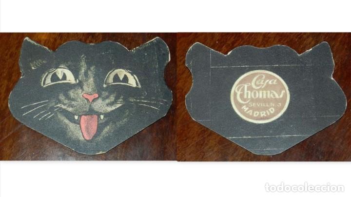 Colecionismo Cromos recortados antigos: Cromo troquelado de gato negro, Publicidad de Casa Thomas, Madrid. Mide 7,7 x 6 cms.