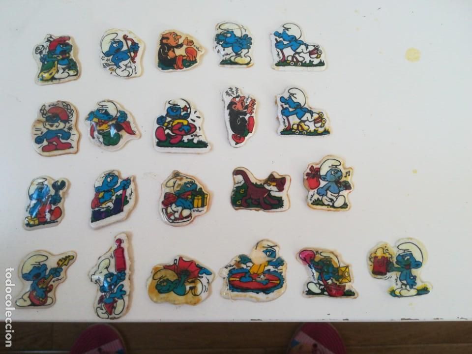 Coleccionismo Cromos troquelados antiguos: Cromos pegatinas de los pitufos troquelados. Despegados