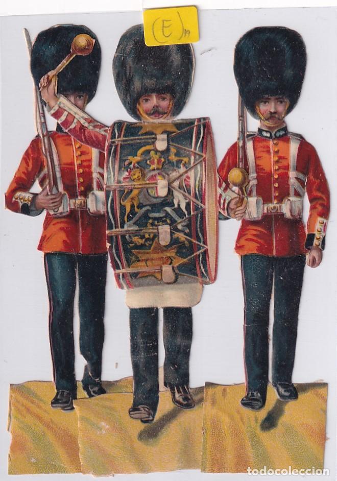 Collectable Antique Stamped Cards: 3 Antiguos cromos troquelado guardia inglesa / Irlandesa unos 14 cm