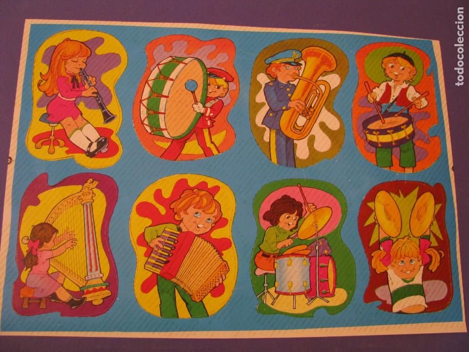 Coleccionismo Cromos troquelados antiguos: LAMINA DE CROMOS TROQUELADOS. 23X16 CM. SIN RELIEVE. M&Uacute;SICOS, INSTRUMENTOS MUSICALES.