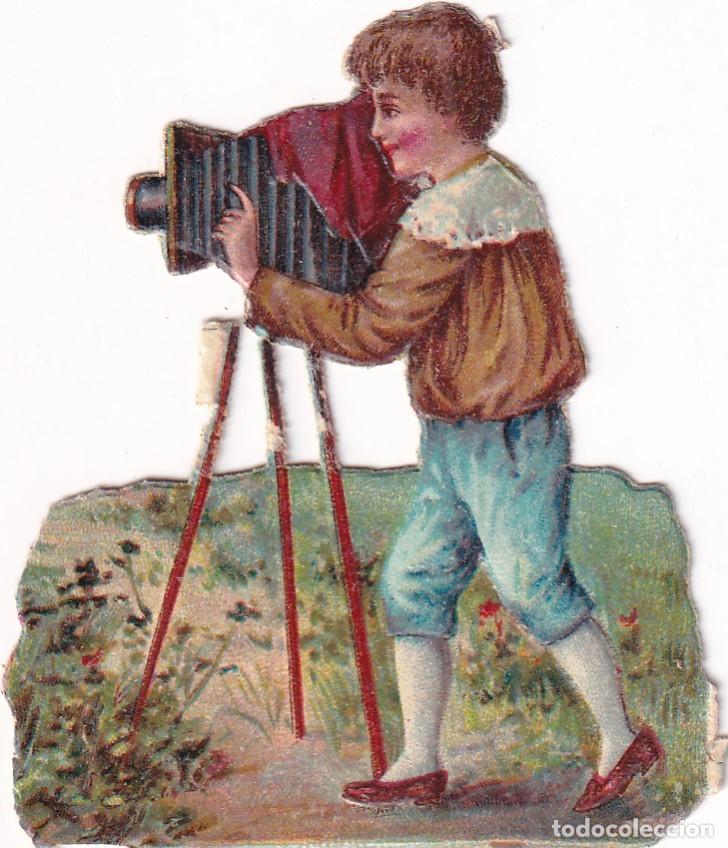 Collectable Antique Stamped Cards: Cromo troquelado con relieve, Ni&ntilde;o con c&aacute;mara fotogr&aacute;fica . Sin publicidad en el reverso. 7 x 6 cm